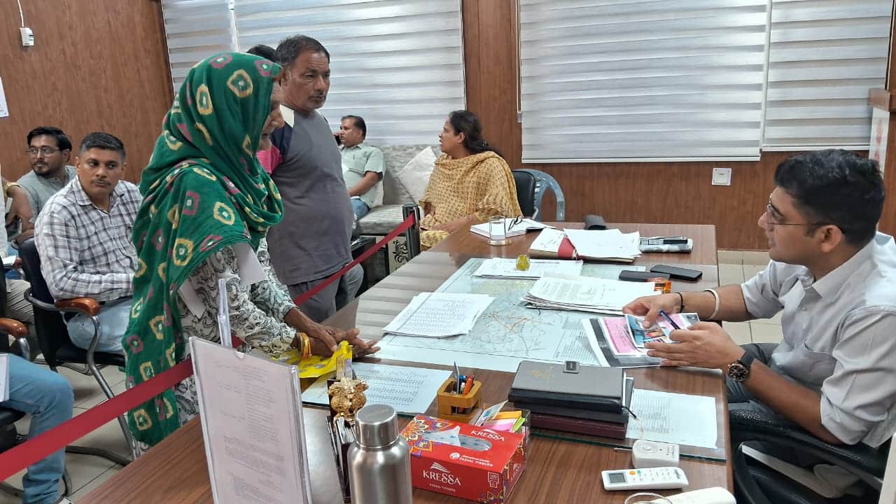 समाधान शिविर में लोगों की शिकायतें सुनते एसडीएम अंकित कुमार। स्रोत : प्रवक्ता
