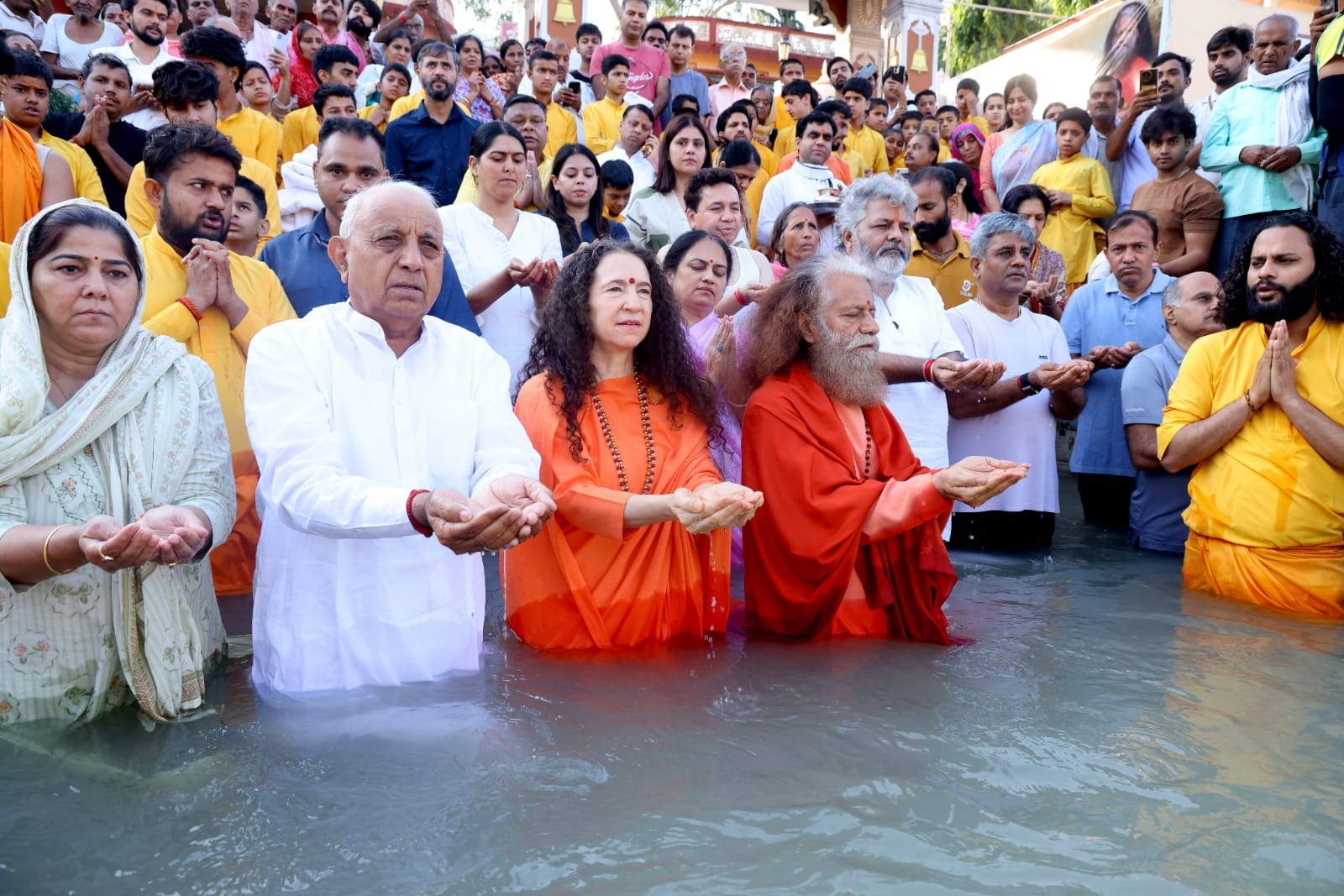 सोमवती अमावस्या पर परमार्थ निकेतन के गंगा घाट पर गंगा पूजन करते स्वामी चिदानंद सरस्वती व अन्य। 