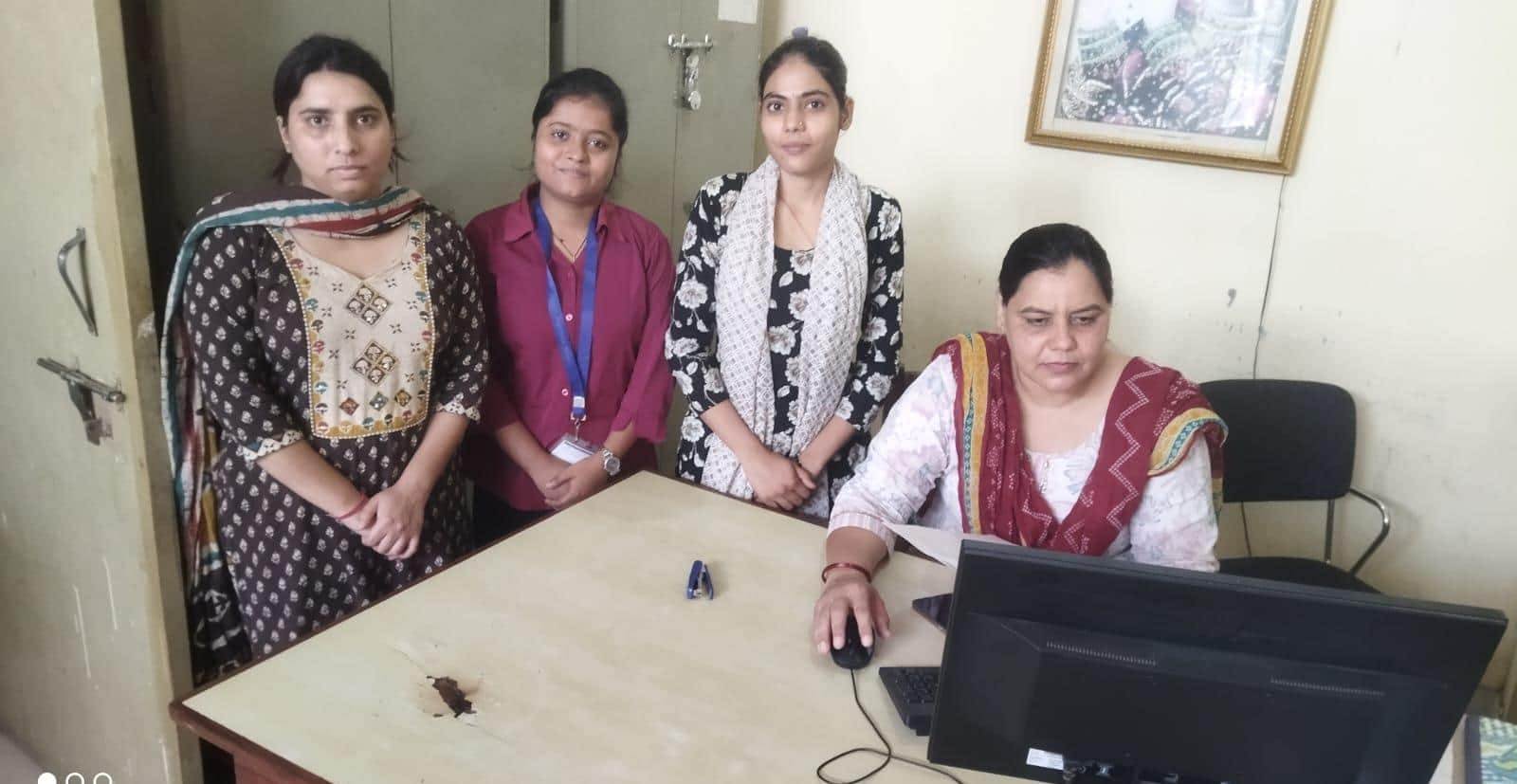 स्नातक प्रथम वर्ष प्रवेश के लिए अंतिम दिन संस्थान में ऑनलाइन आवेदन करते विद्यार्थी। संवाद 
