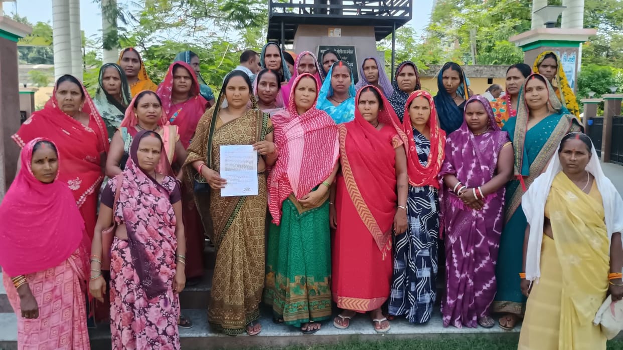 Protest against non-receipt of honorarium for a year