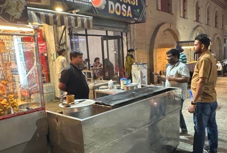 सिरसा में सड़क से करीब 15 फीट आगे रखे तंदूर पर नहीं की गई कार्रवाई। 