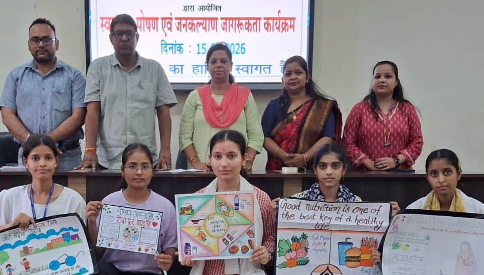 स्वामी शुकदेवानंद राजकीय विश्वविद्यालय में पोस्टर दिखातीं छात्राएं। स्रोत: विश्वविद्यालय