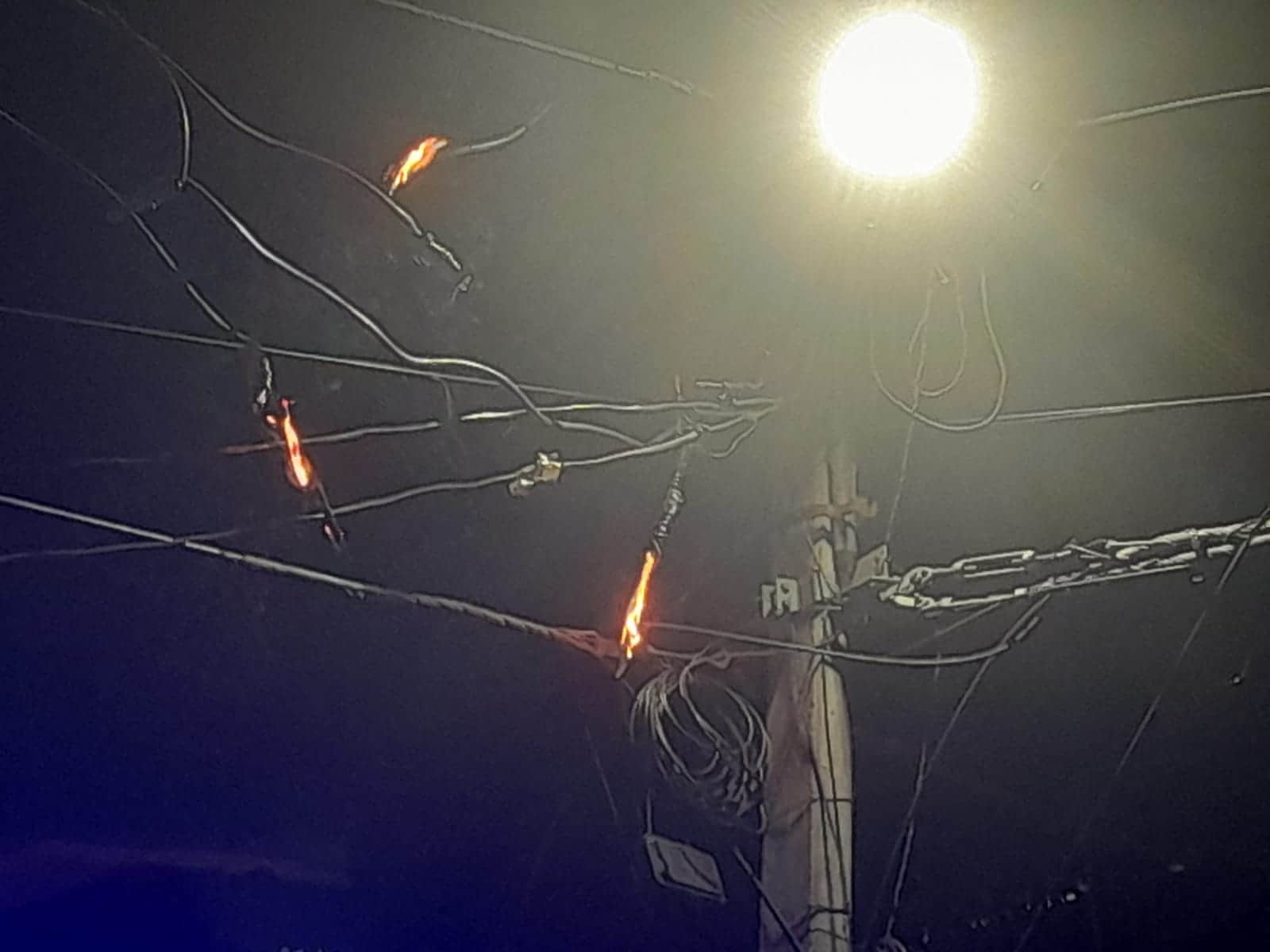 स्वतंत्र फोटो- सहकारी कालोनी पश्चिमी में सोमवार की रात करीब 8 बजे जर्जर और लटके बिजली के तार आप