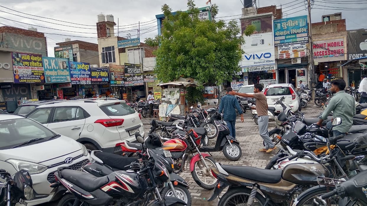 Measures to curb congestion in the mobile market prove ineffective; vehicles continue to be parked in 'no-parking' zones
