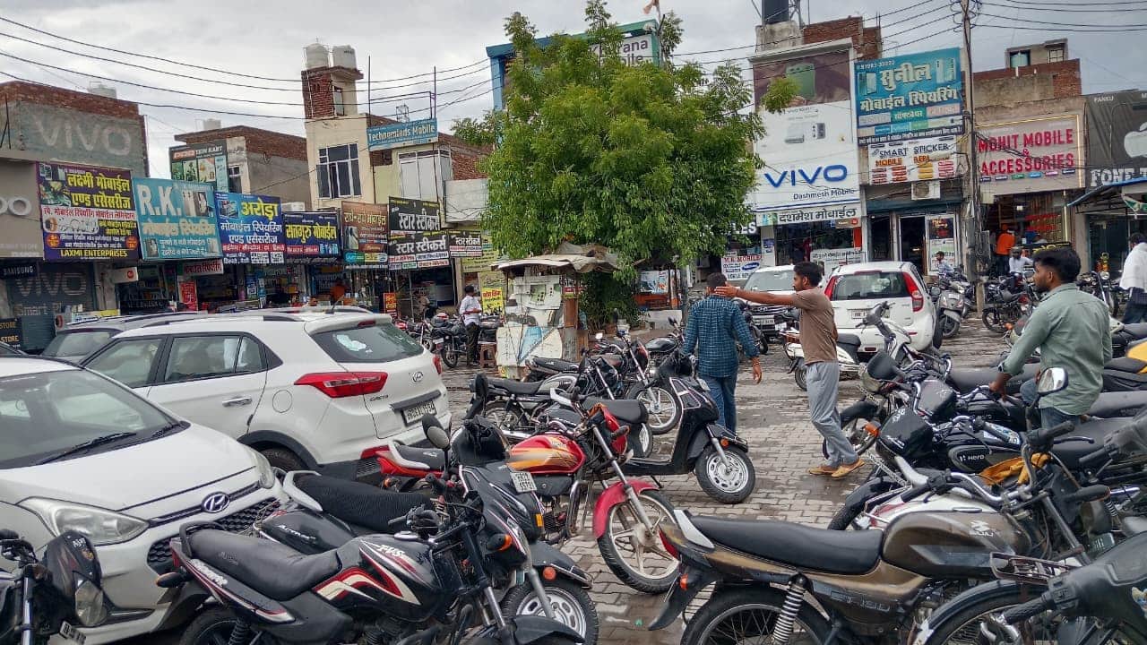 शहर की मोबाइल मार्केट में अव्यवस्थित ढंग से खड़े वाहन। संवाद