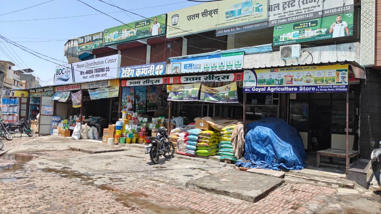शहर की शिवालय मार्केट में दुकानों के लगा शेड व किया हुआ कब्जा। संवाद