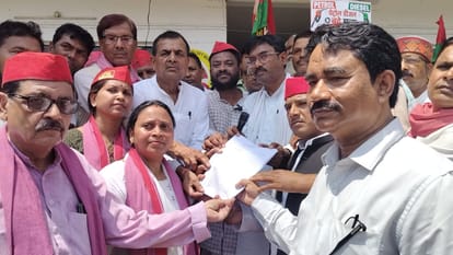 SP workers demonstrated and submitted a memorandum.