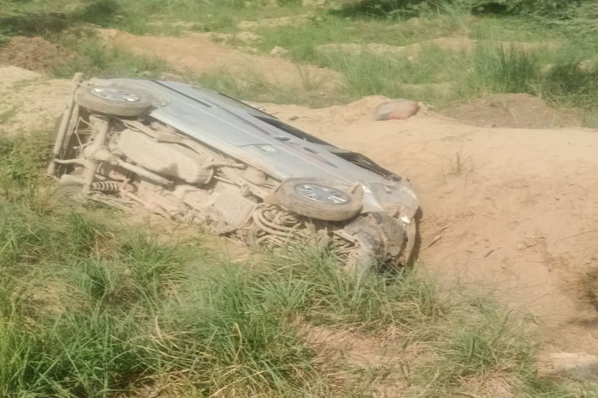 Eeco vehicle carrying pilgrims overturns into a gorge; 10 injured, 5 critically.
