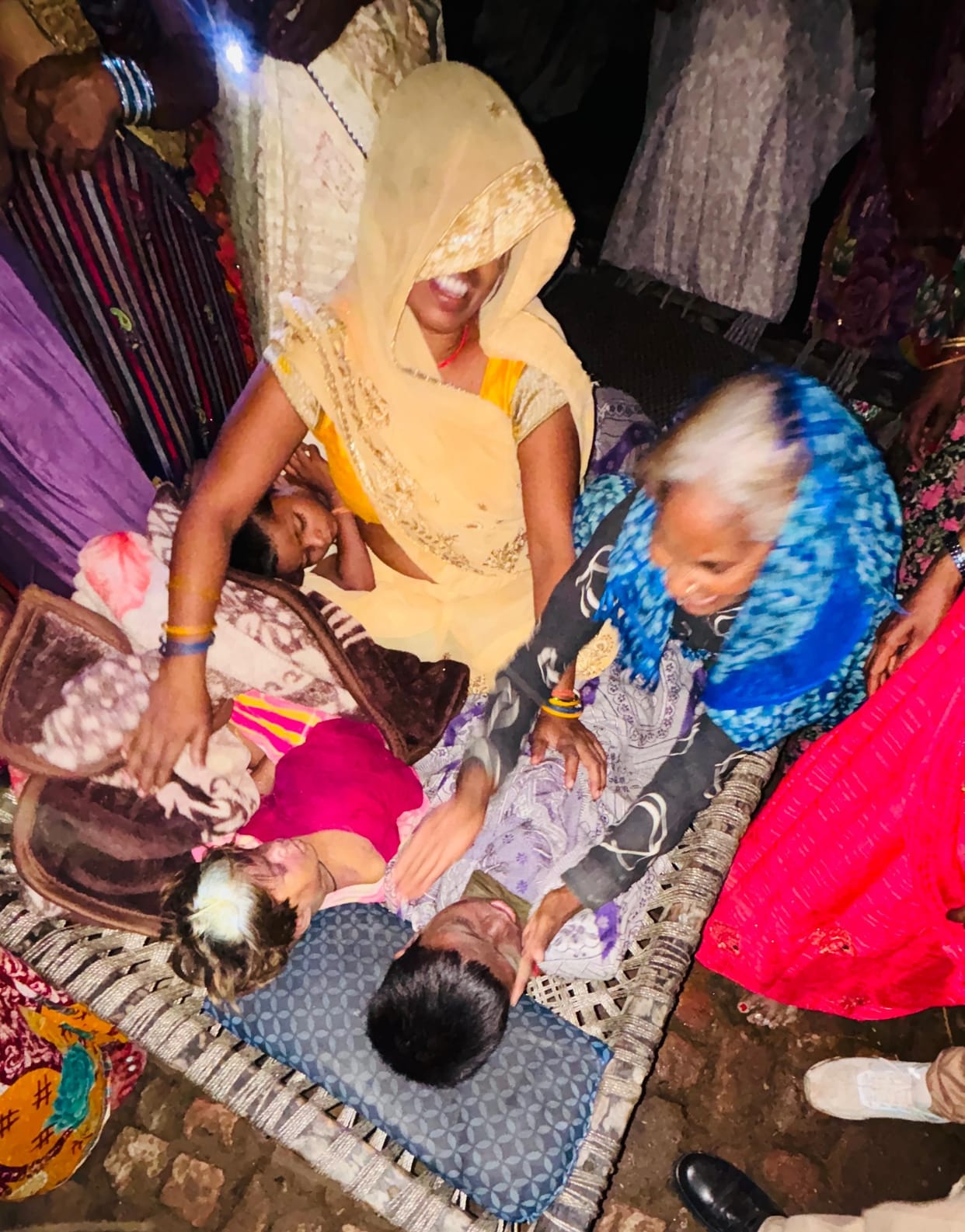 Siblings had taken shelter in a hut to escape the storm; a transformer fell on it, bringing death.