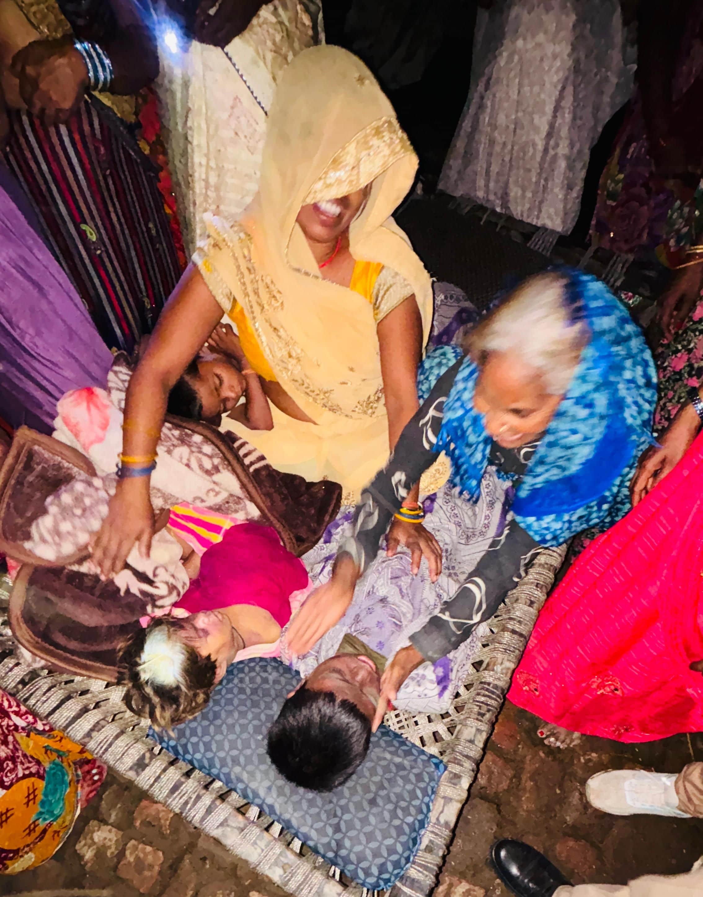 दो बच्चों की मौत के बाद में विलाप करते परिजन। संवाद