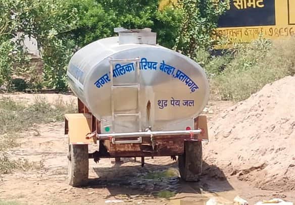 दहिलामऊ शुकुलपुर में खड़ा पानी का टैंकर। संवाद