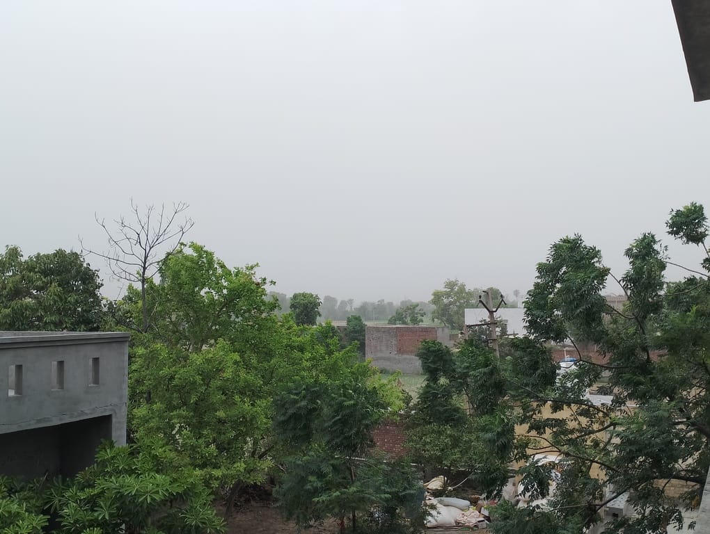 दिनभर चली तेज हवा से उड़ती धूल। संवाद