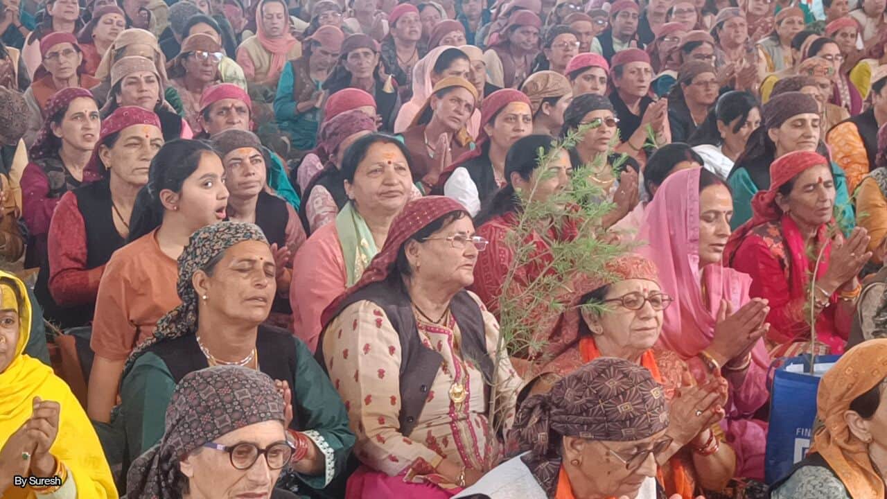 ठियोग में आयोजित श्री मद्भागवत कथा सुनतीं महिलाएं : संवाद