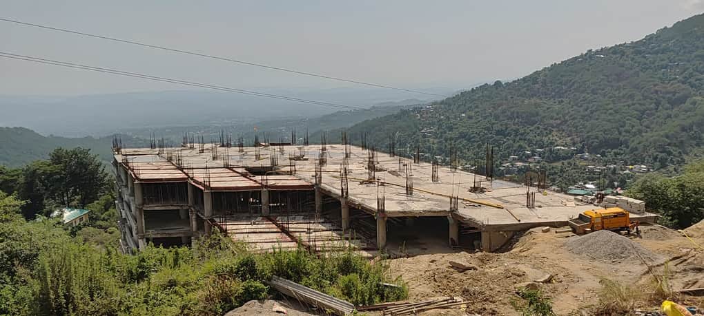 धर्मशाला बस स्टैंड के साथ निर्माण स्मार्ट सिटी की मल्टी स्टोरी पार्किंग। अमर उजाला