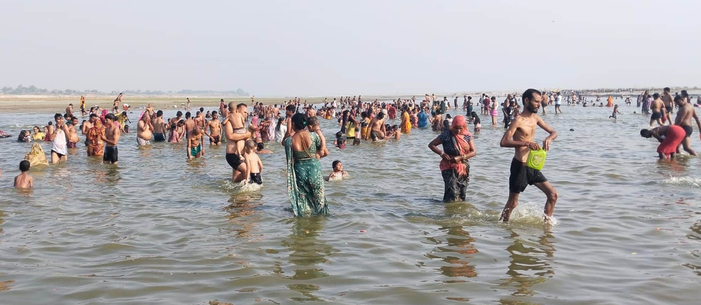 ऊंचाहार क्षेत्र के गोकना घाट पर गंगा स्नान करते श्रद्धालु।