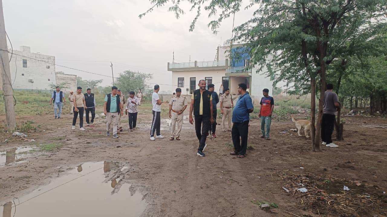 विशेष अभियान के तहत सर्च ऑपरेशन चलाते पुलिसकर्मी। स्रोत: प्रवक्ता