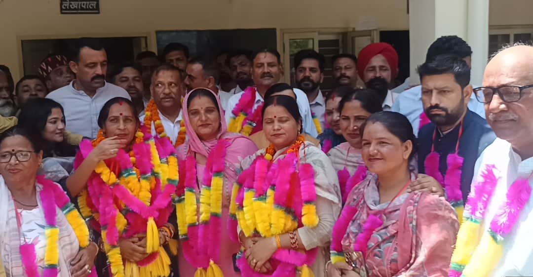 विधायक सुखराम चौधरी के साथ  भाजपा समर्थित बीडीसी पांवटा साहिब की नवनिर्वाचित अध्यक्ष व उपाध्यक्