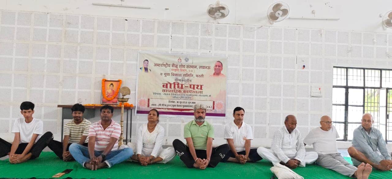 योग प्रोटोकाल का अभ्यास कराते गरुणध्वज पांडेय स्रोत आयोजक