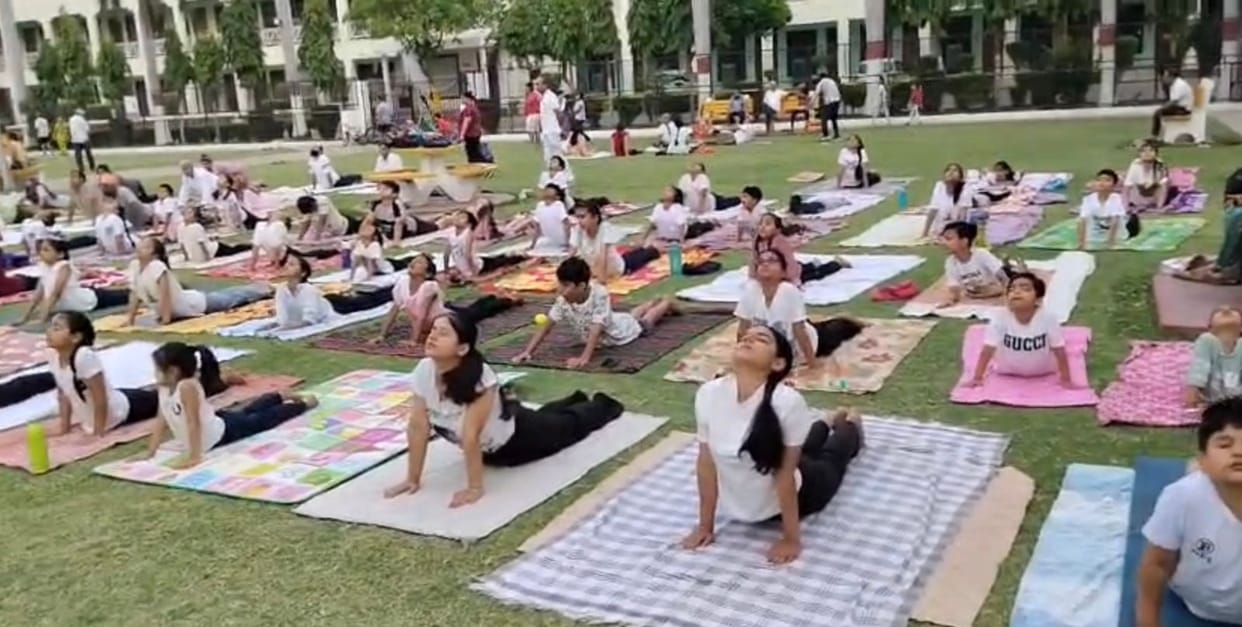 Homework is damaging children's eyes: Yogacharya