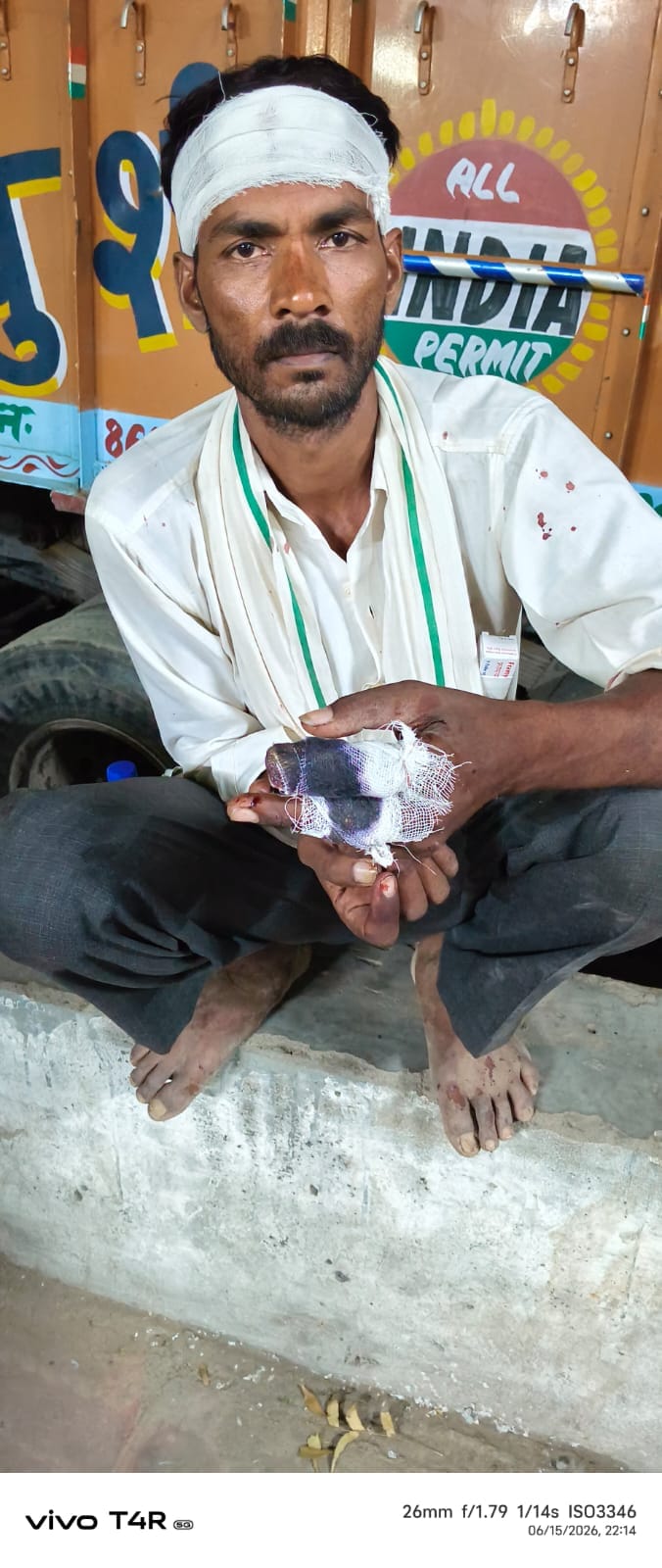 Lathi-axe attack in front of revenue team, six injured