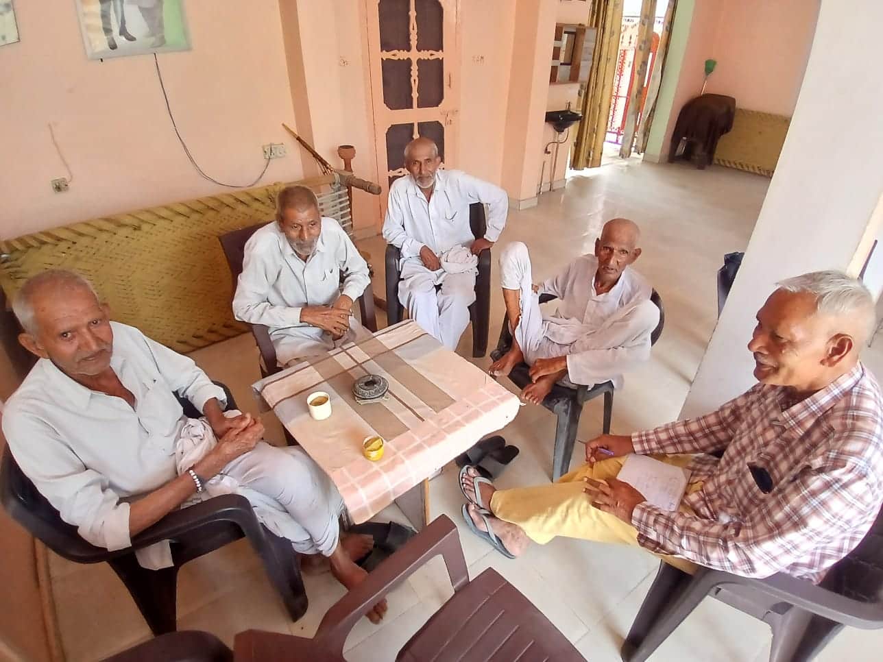 16-गांव खरावड़ में उपस्थित ग्रामीण। संवाद