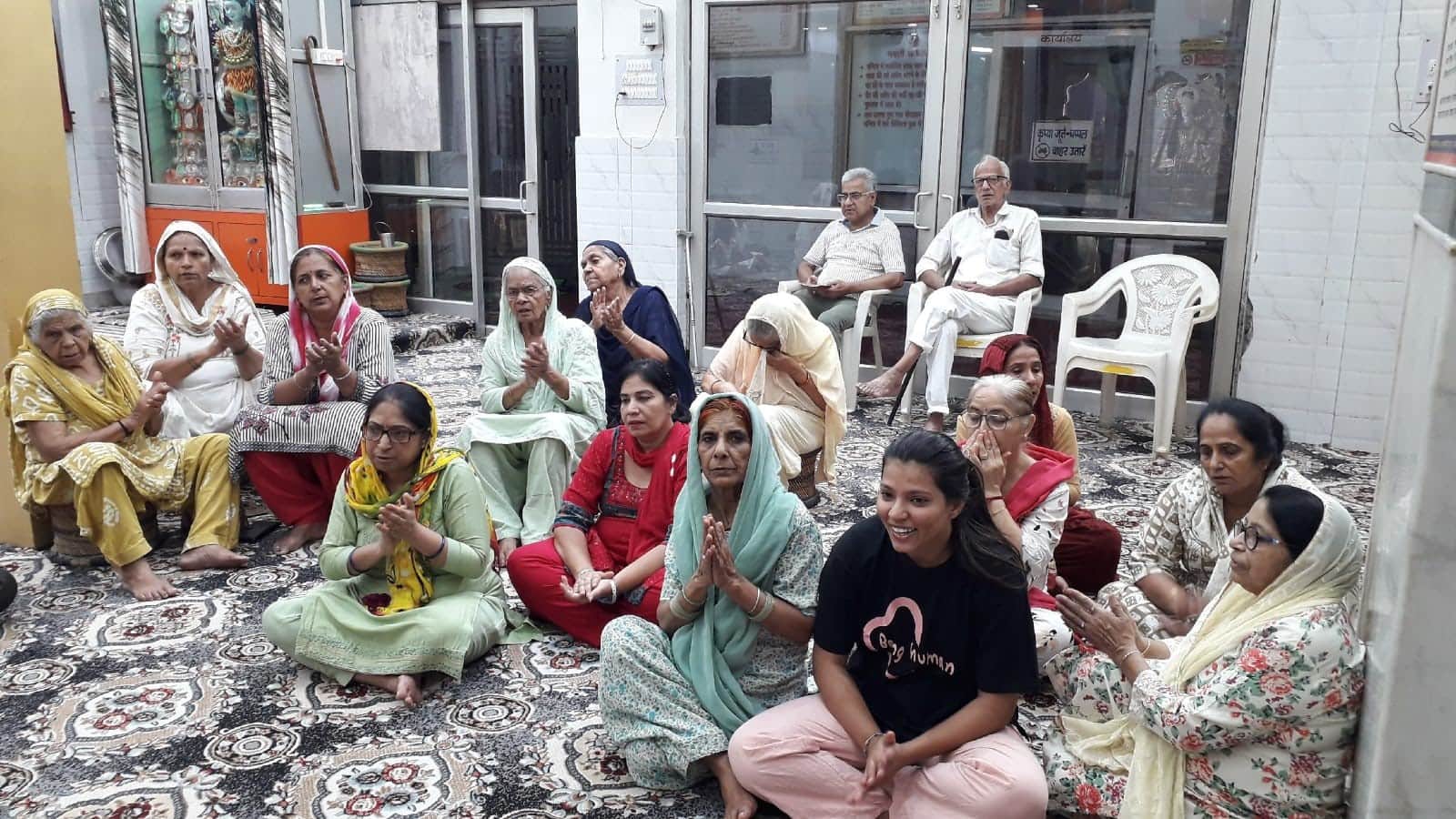 17jjrp01- श्री कांशी गिरि मंदिर में आयोजित कार्यक्रम में मौजूद श्रद्धालु। स्रोत : मंदिर समिति