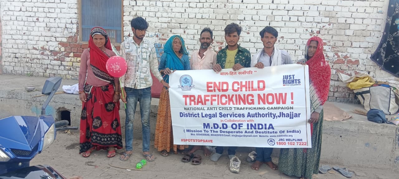 17jjrp08- लोगों को बाल श्रम को लेकर जागरूक करते संस्था के पदाधिकारी। स्रोत : संस्था