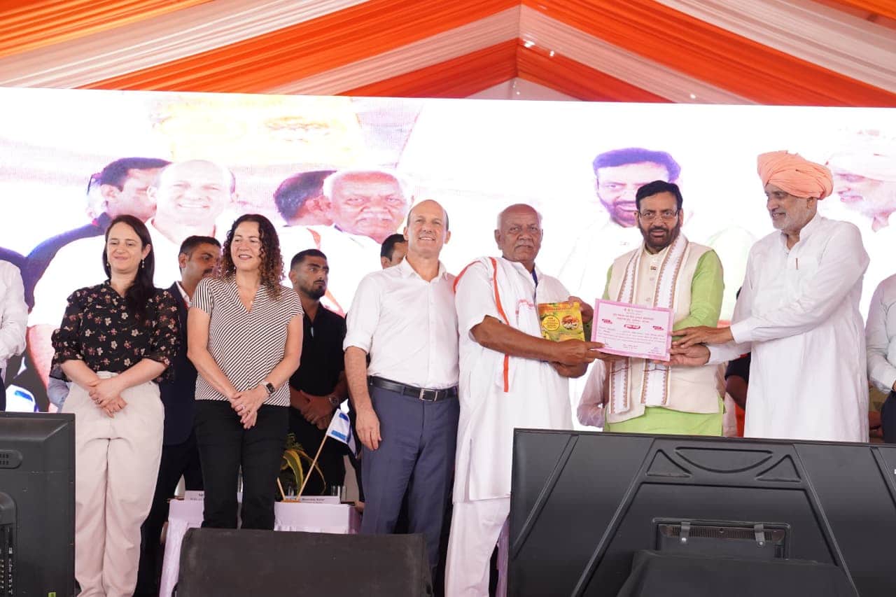 17jjrp23- मुनीमपुर में आयोजित कार्यक्रम के दौरान किसान को सम्मानित करते मुख्यमंत्री नायब सैनी। 