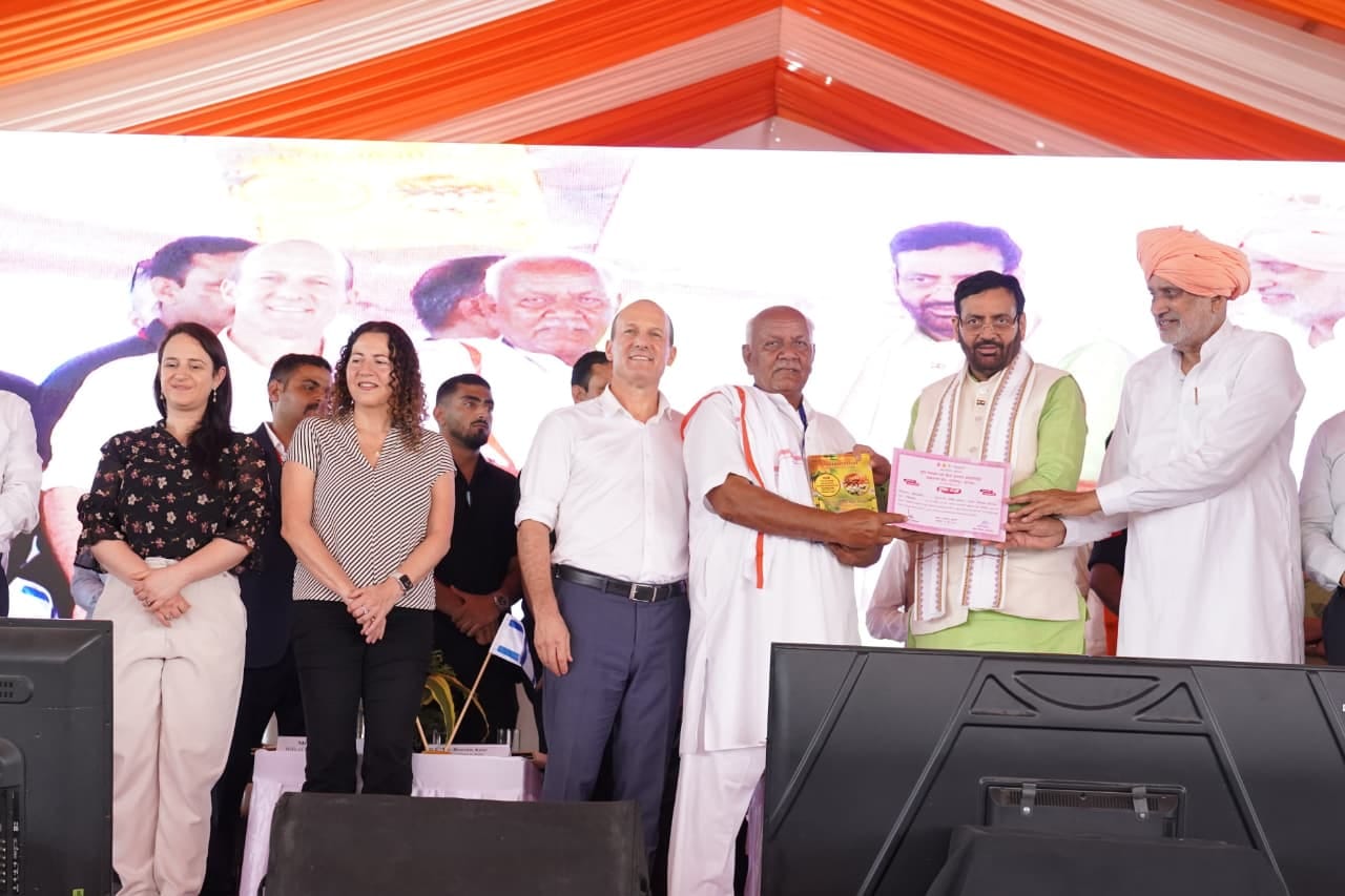 17jjrp23- मुनीमपुर में आयोजित कार्यक्रम के दौरान किसान को सम्मानित करते मुख्यमंत्री नायब सैनी। 