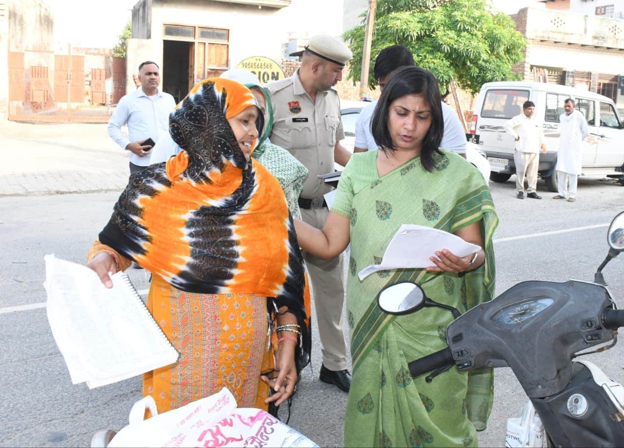 17jjrp25- एसआईआर कार्यों का निरीक्षण करते हुए डीसी वर्षा खांगवाल। स्रोत : प्रचार विभाग