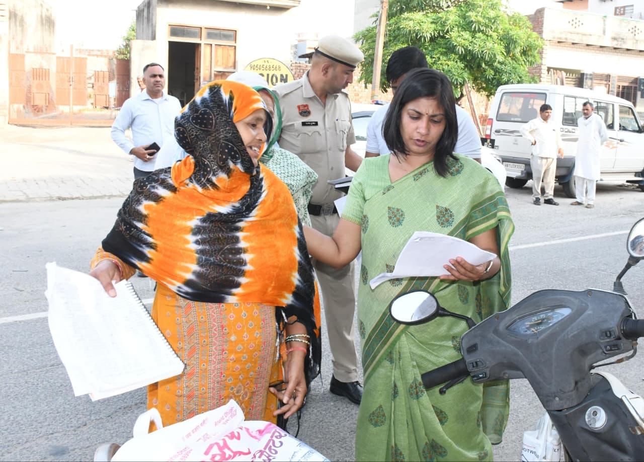17jjrp25- एसआईआर कार्यों का निरीक्षण करते हुए डीसी वर्षा खांगवाल। स्रोत : प्रचार विभाग