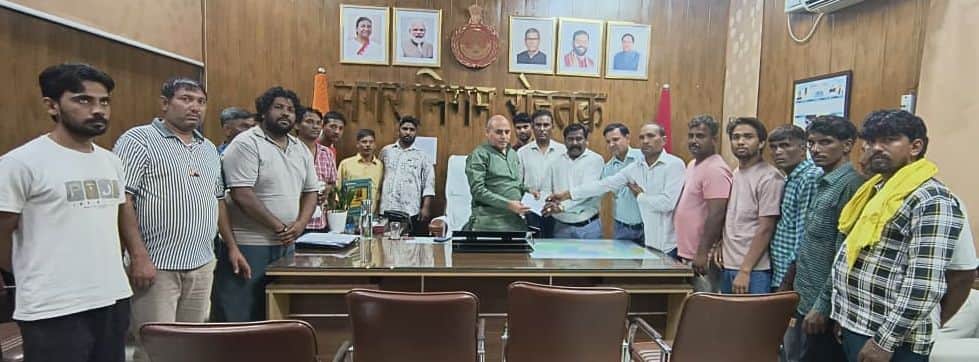 24-नगर निगम मेयर रामअवतार वाल्मीकि को एजेंसी कर्मियों के समर्थन में ज्ञापन सौंपते नगर पालिका कर
