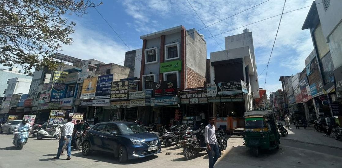 No lessons learned from the D-Park fire incident... not all shops in Palika Bazaar have fire extinguishers.