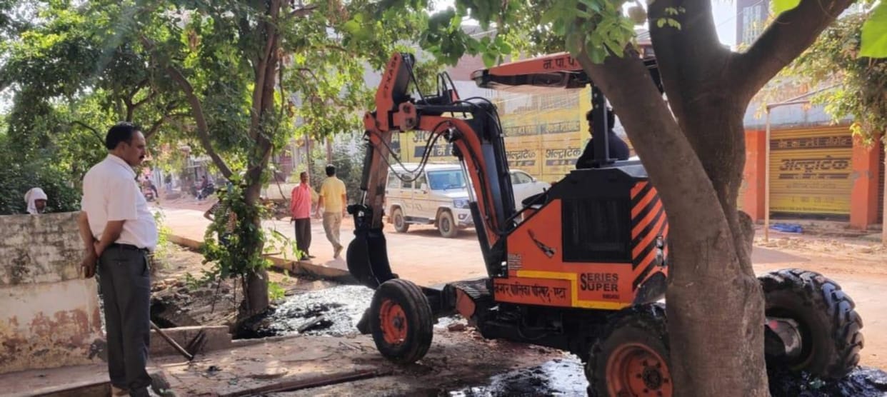Municipality engaged in cleaning drains ahead of rains; preparations to prevent waterlogging intensified.