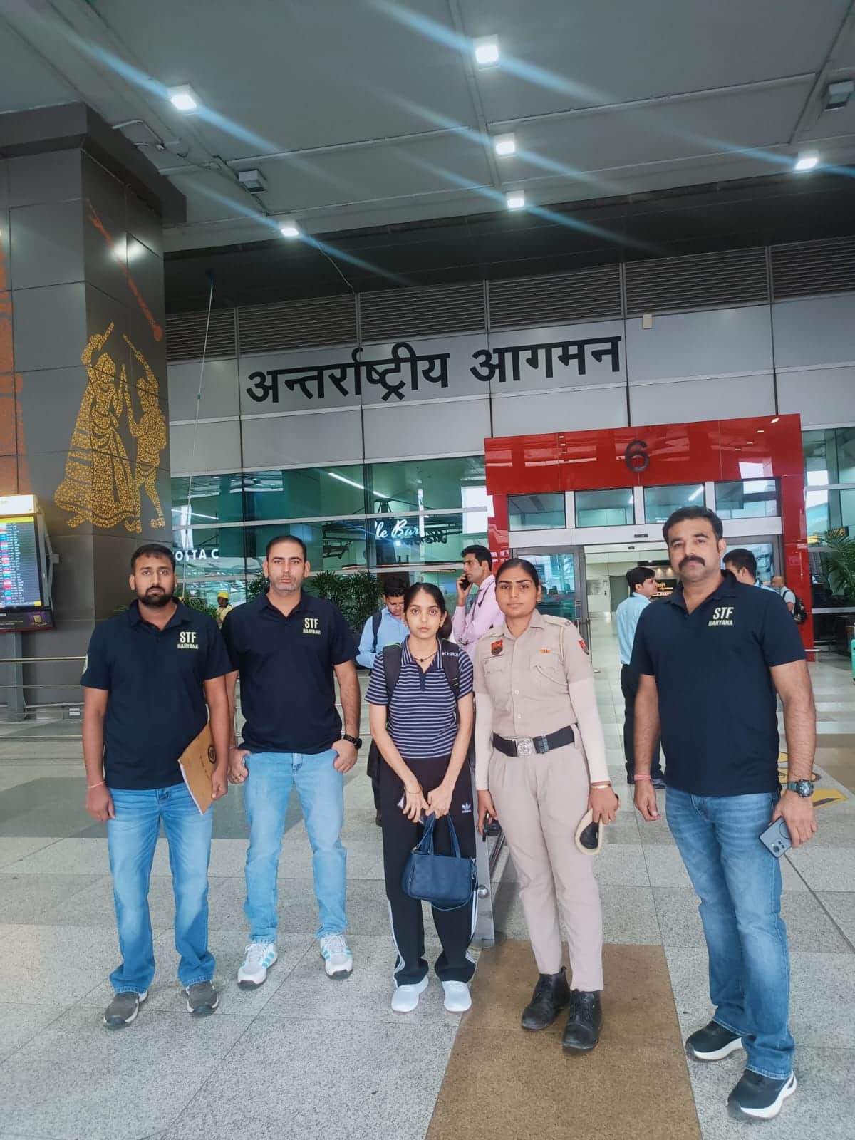 अंबाला एसटीएफ ममता रानी को एयरफोर्ट से  हिरासत में लेती हुई: पुलिस पीआरओ