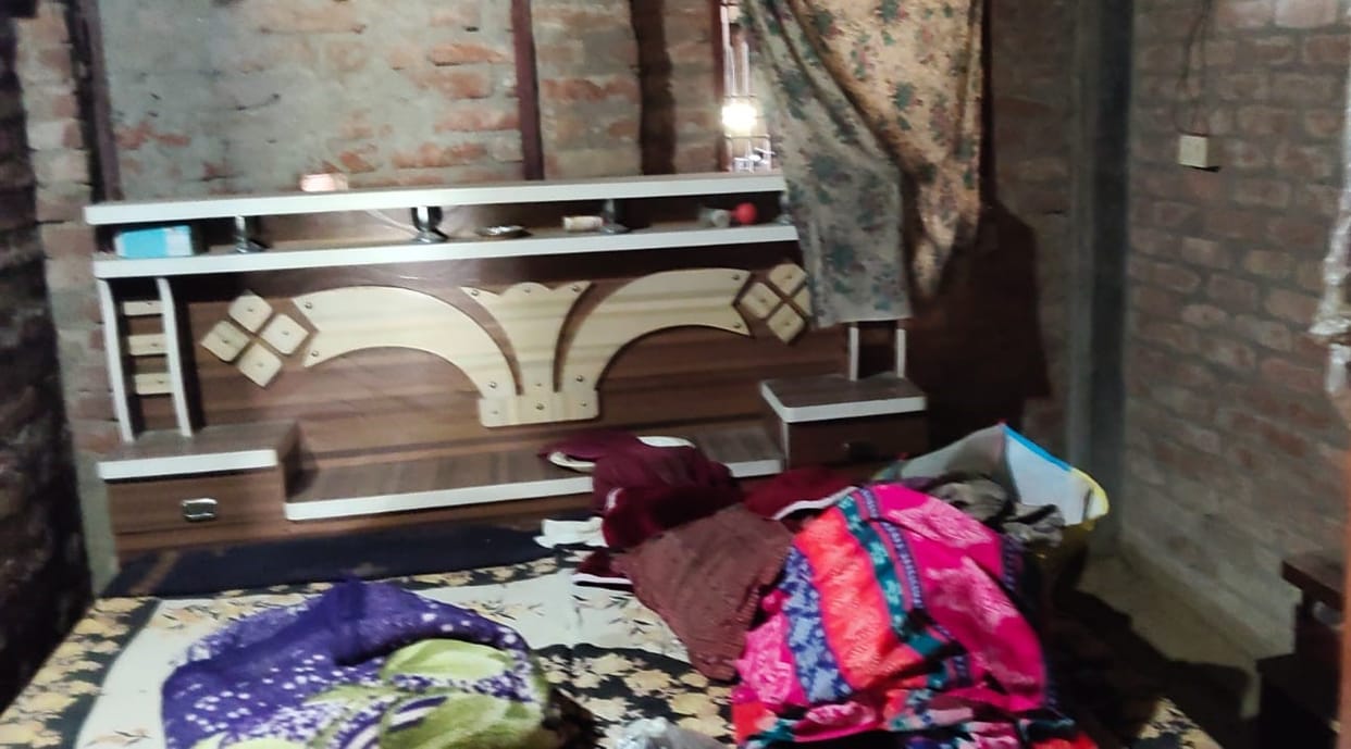 Jewelry and cash worth lakhs stolen from two houses