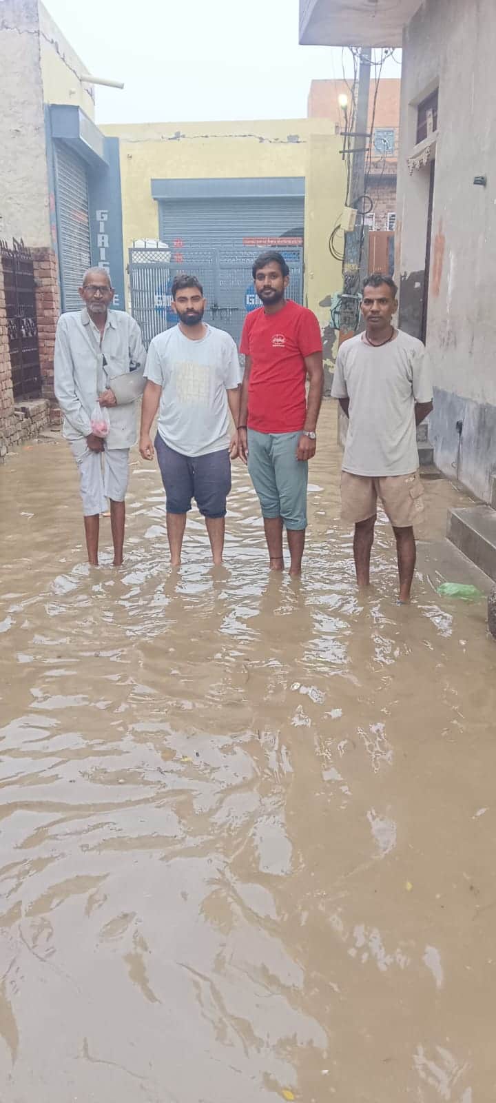 अलग अलग वार्डों में जलभराव।