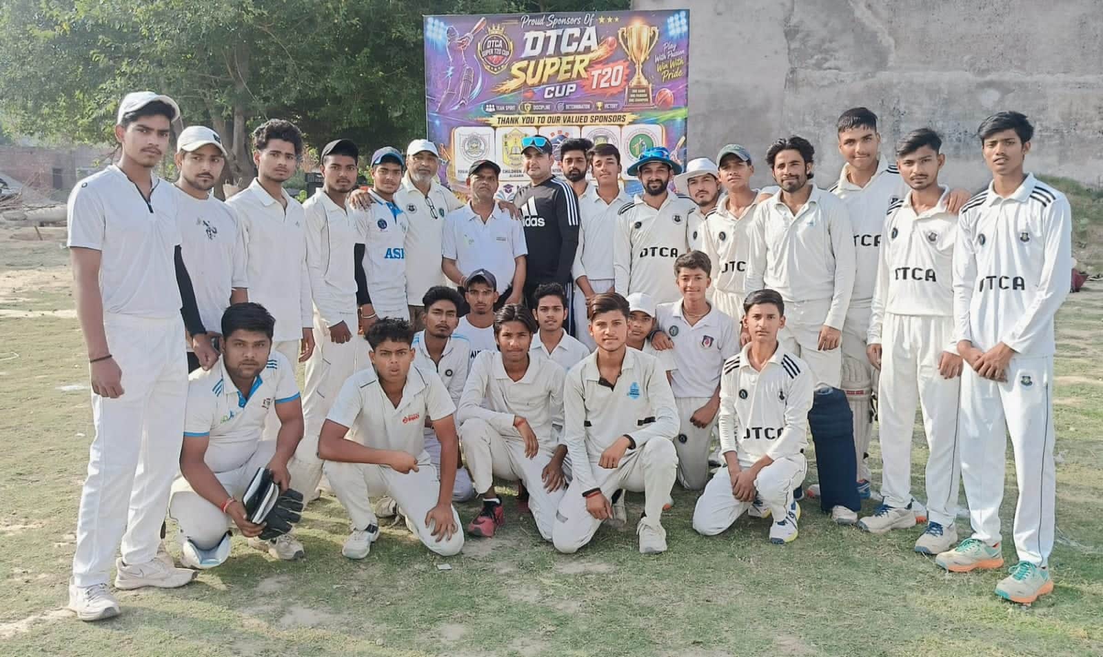  अलीगढ़ जिला क्रिकेट एसोसिएशन द्वारा आयोजित क्रिकेट टूर्नामेंट में प्रतिभाग करने वाले खिलाड़ी।