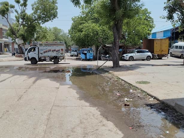 अनाज मंडी में भरा पानी। संवाद