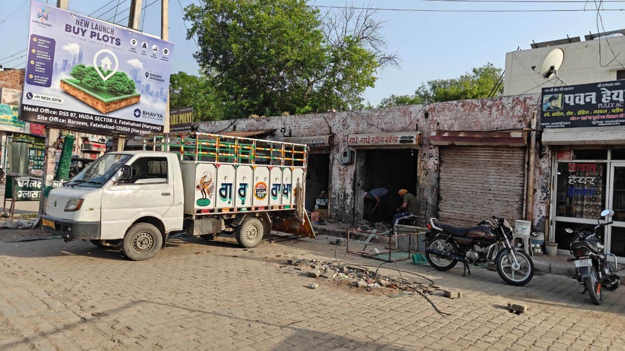 बीडीपीओ कार्यालय की दुकान से सामान निकालते हुए दुकानदार। संवाद