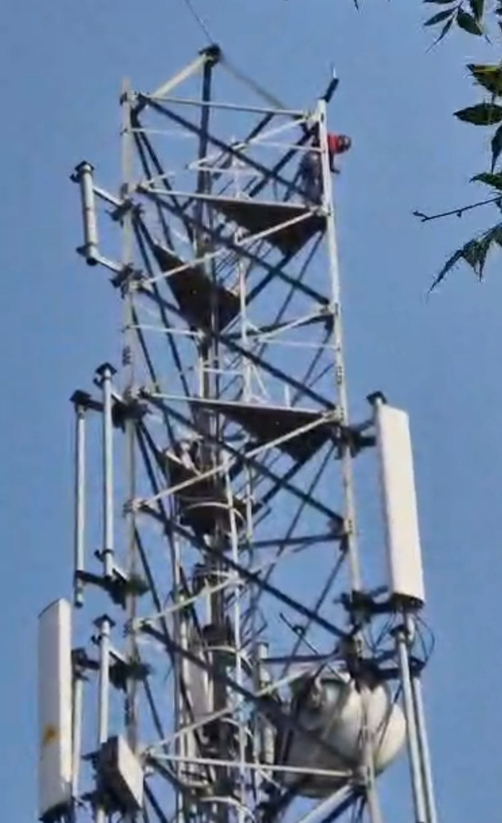 A young man climbed a mobile tower demanding his daughter's return, but came down after three hours.