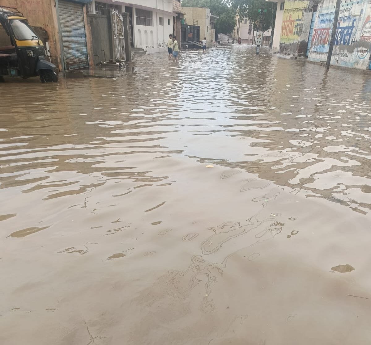 Rain fell for the second consecutive day, bringing relief from the heat in Bahal, Bawani Khera, and Bhiwani.