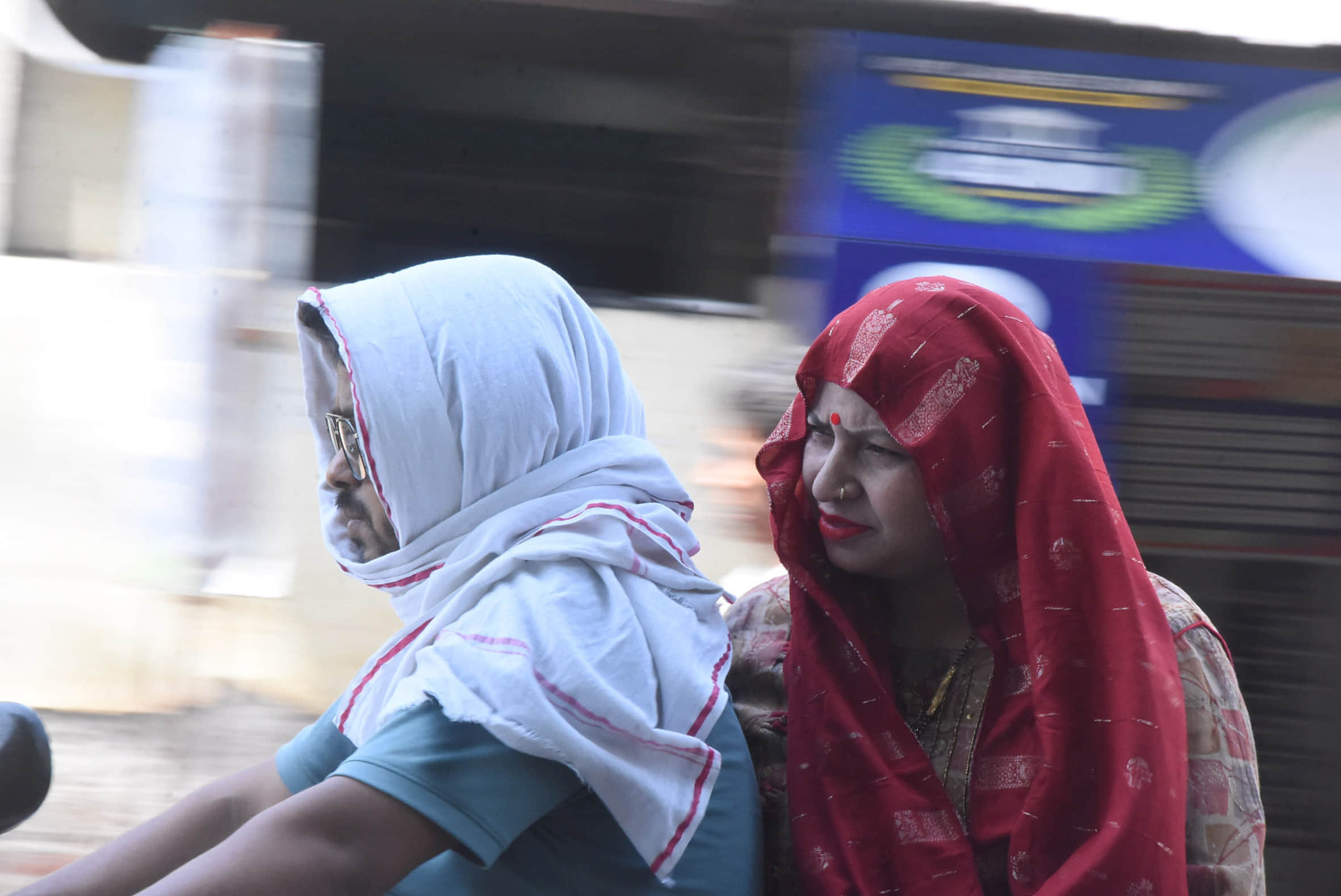 बहराइच में चिलचिलाती धूप में गुजरते लोग।