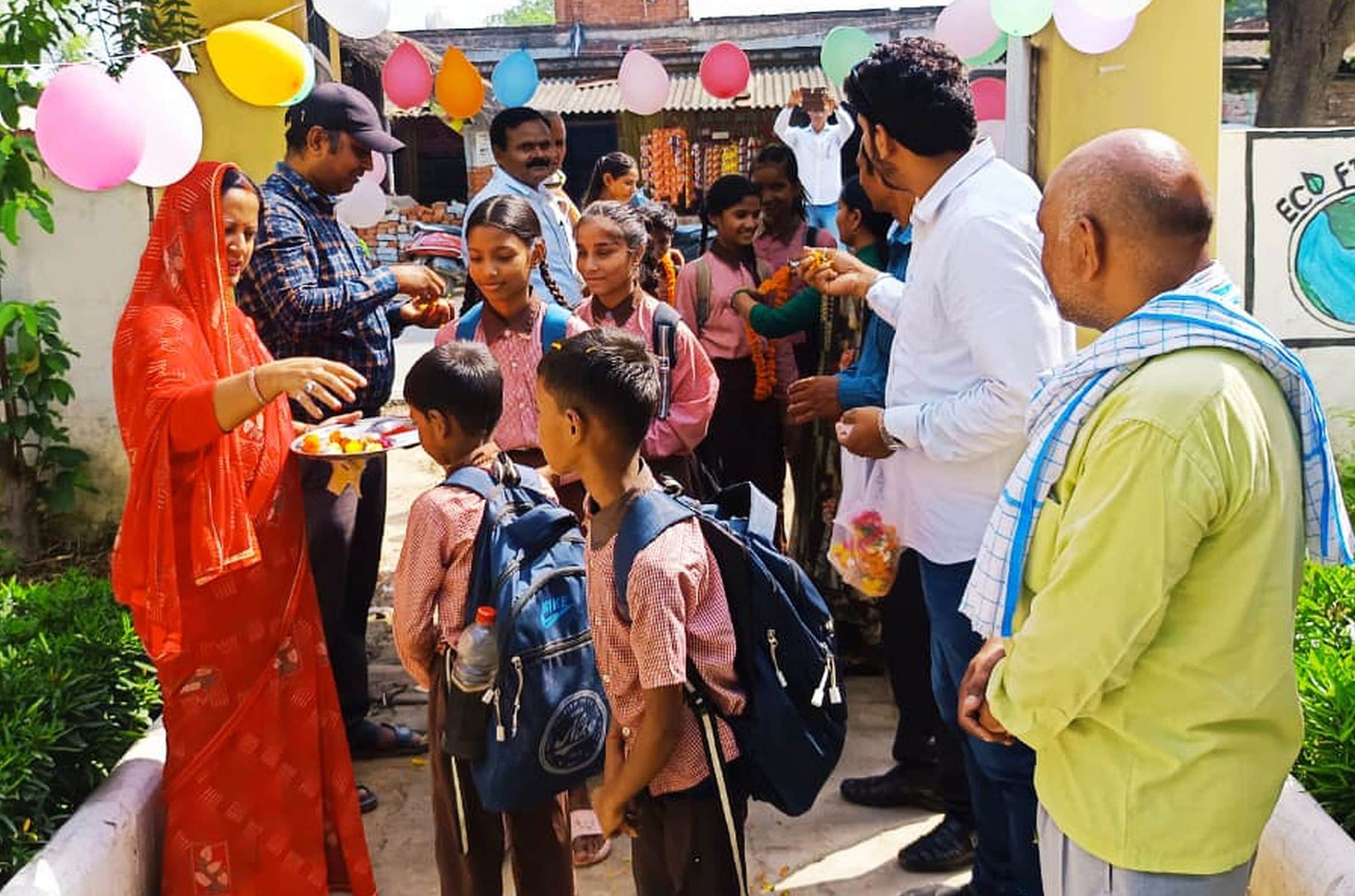 भादर के कंपोजिट विद्यालय सवनगी में पुष्पवर्षा कर बच्चों का स्वागत करते शिक्षक। स्रोत: शिक्षा