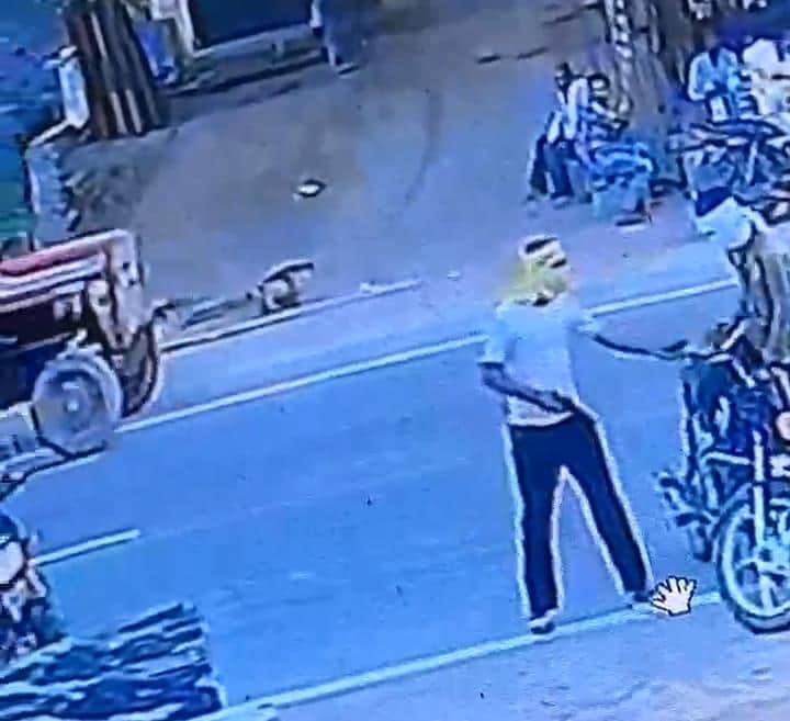 भदरौली में तमंचे के साथ दिखे युवक सीसीटीवी कैमरे में कैद पुलिस मामले की जांच में जुटी