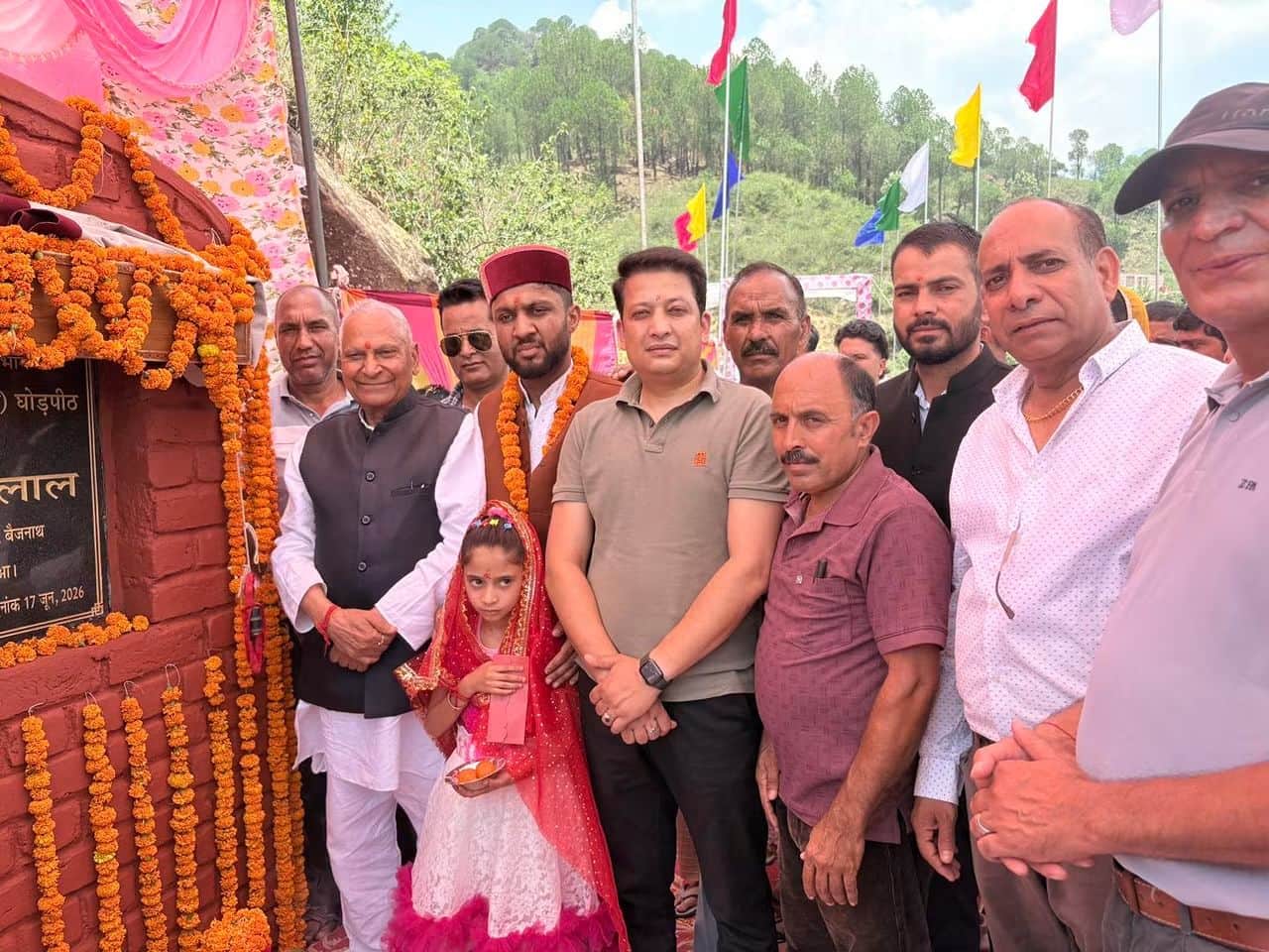 बैजनाथ के घोड़पीठ में विद्युतीकृत नलकूप का उद्घाटन करते किशोरी लाल। -स्रोत : पीआरओ