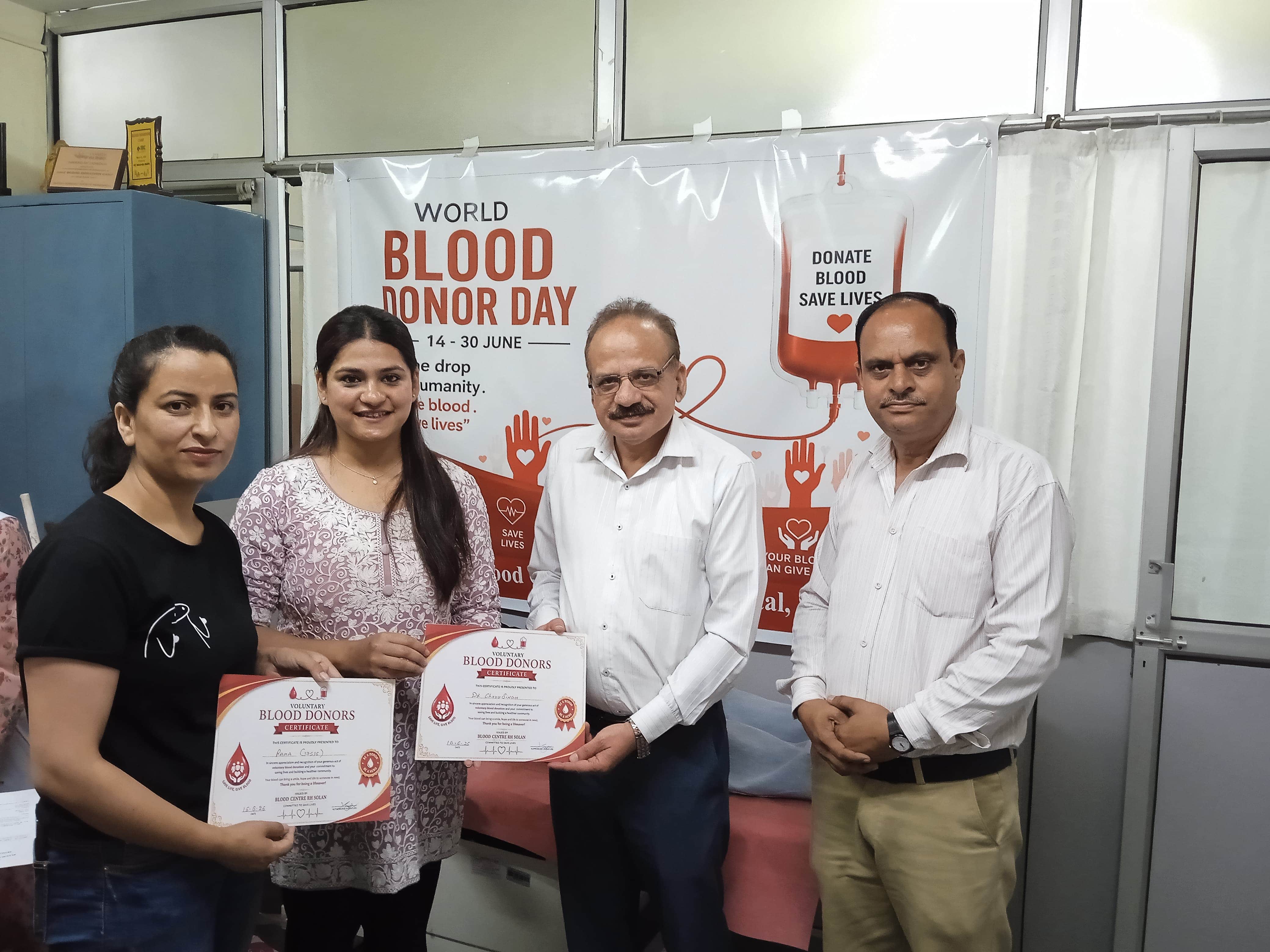 ब्लड डोनेट करने पर क्षेत्रीय अस्पताल सोलन की डॉ. चारु को प्रमाण पत्र देते एमएस डॉ. राकेश पंवार।