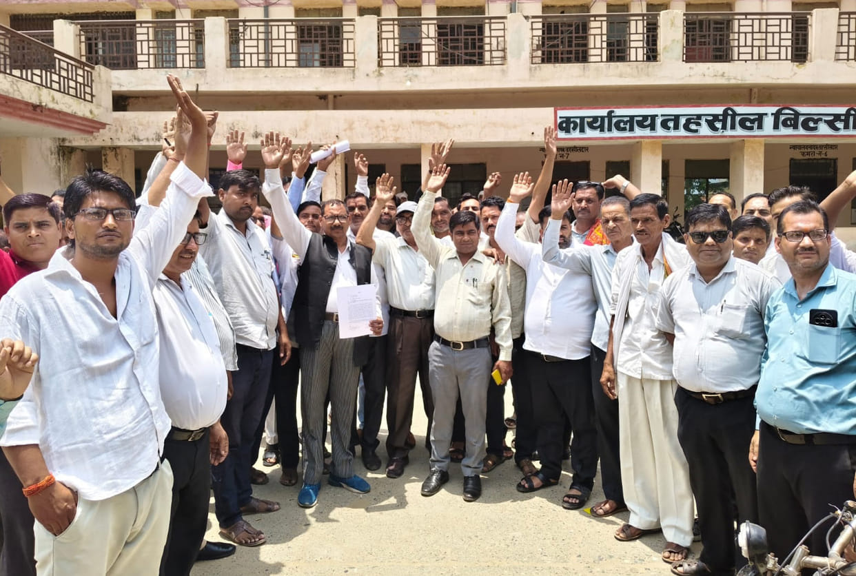 Lawyers protest against the privatization of the registry office.