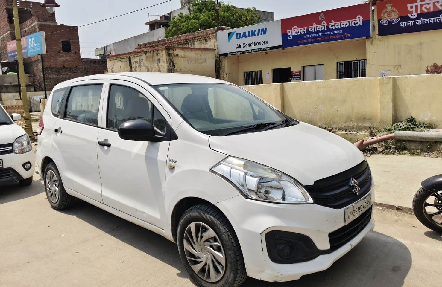 बड़ी देवकाली के पास खड़ा वाहन।