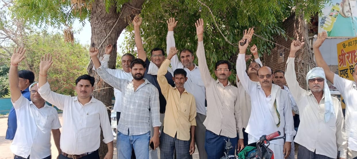 Farmers create a ruckus over non-receipt of compensation; threaten self-immolation.